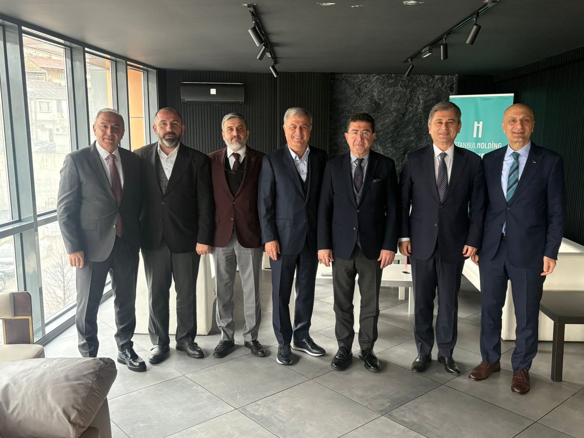 holdingistas's tweet photo. İSTANBUL HOLDİNG ÇALIŞMAYA VE ÜRETMEYE DEVAM EDİYOR

İstanbul Holding olarak 2026 yılının ikinci Yönetim Kurulu toplantısını güçlü bir katılımla gerçekleştirdik.

Toplantımızda, devam eden projelerimiz tüm boyutlarıyla ele alınmış; finansal performans, operasyonel verimlilik ve sürdürülebilir büyüme odağında kapsamlı değerlendirmeler yapılmıştır. Aynı zamanda, hızla değişen küresel ve yerel dinamikler ışığında orta ve uzun vadeli stratejik yol haritamız netleştirilmiş, yeni yatırım alanları ve büyüme fırsatları detaylı biçimde masaya yatırılmıştır.

İstanbul Holding, köklü kurumsal yapısı, güçlü yönetim anlayışı ve geleceği öngören vizyonu ile 2026 yılında da değer üretmeye, sektörel dönüşüme liderlik etmeye ve paydaşlarına sürdürülebilir katma değer sağlamaya kararlılıkla devam edecektir.

Belirlediğimiz stratejik hedefler doğrultusunda; disiplinli yönetim anlayışımız, yenilikçi bakış açımız ve güçlü ekiplerimizle daha büyük adımlar atmaya hazırız. 2026 yılını, büyümenin, dönüşümün ve kalıcı başarının yılı olarak konumlandırıyoruz.