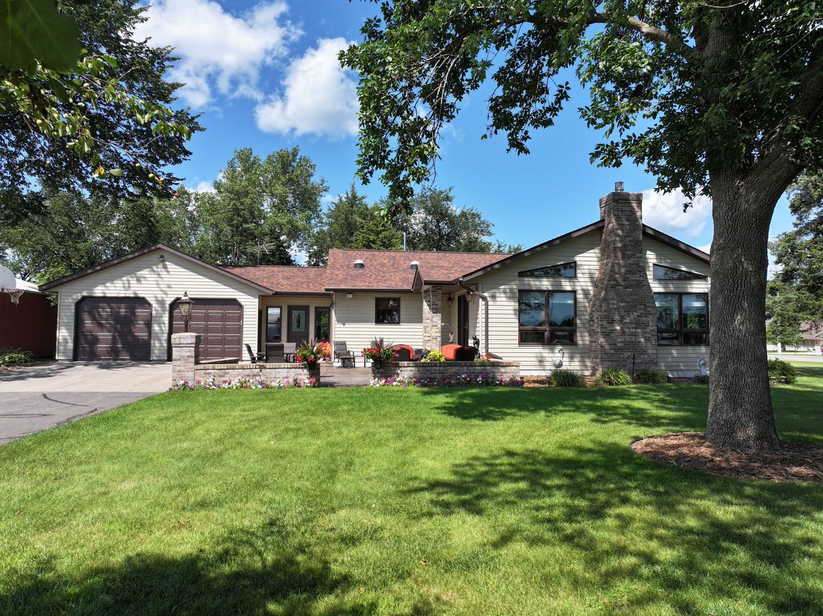 TroyFelton's tweet image. 🏡5.5 Acres of Possibility
A beautifully maintained home with an updated kitchen and spacious main‑level living—perfect for comfortable, modern life.
🤳Reach out today to arrange a private showing, or additional info
#CountryLiving #MinnesotaHomes #RuralRetreat #ClearLakeMN