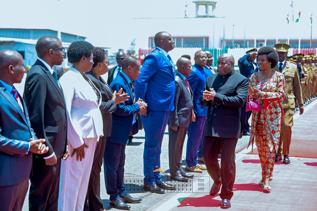 Le Chef de l’État SE <a href="/GeneralNeva/">SE Evariste Ndayishimiye</a>, accompagnée de la <a href="/Burundi1stLady/">Angeline Ndayishimiye Ndayubaha</a>, vient de décoller à destination d’Addis-Abeba en Éthiopie où il prendra part à la 39ᵉ Session ordinaire de la Conférence des Chefs d’État et de Gouvernement de l’<a href="/_AfricanUnion/">African Union</a>, prévue du 14 au 15 février 2026