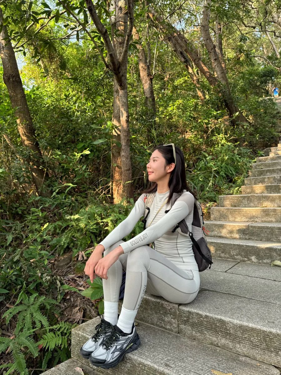txflxsp's tweet photo. #徒步  #户外运动  #日常  没有计划，只是跟着小路走。脚下的泥土混杂着青草的味道，耳边是风，它穿过树林，也穿过我的头发和指尖。只有风声，蝉鸣和自己的呼吸。那一刻，好像所有的重量都卸下了。不疾不徐，自由自在。去走走吧，去感受。让风，把心也吹得轻盈起来。 https://t.co/zAQNFjveOX