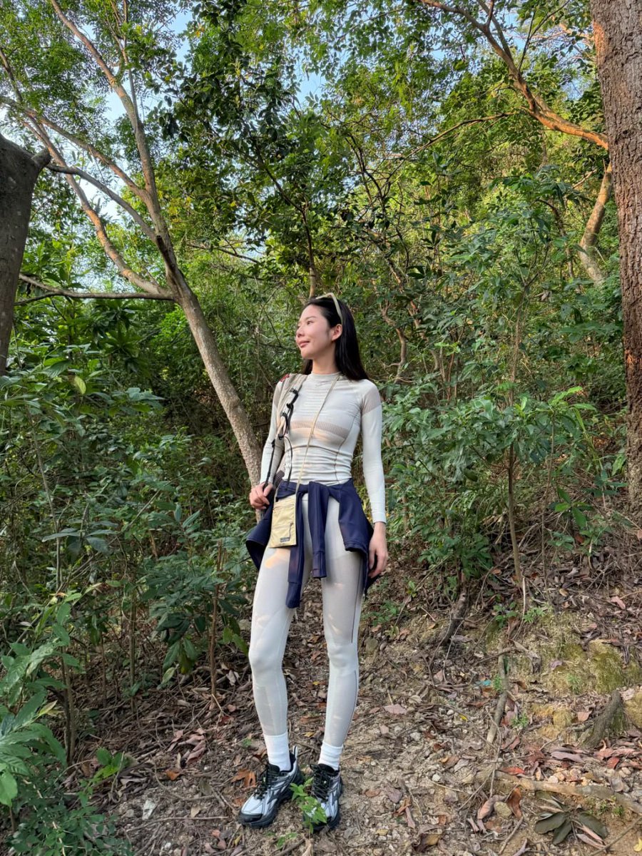 txflxsp's tweet photo. #徒步  #户外运动  #日常  没有计划，只是跟着小路走。脚下的泥土混杂着青草的味道，耳边是风，它穿过树林，也穿过我的头发和指尖。只有风声，蝉鸣和自己的呼吸。那一刻，好像所有的重量都卸下了。不疾不徐，自由自在。去走走吧，去感受。让风，把心也吹得轻盈起来。 https://t.co/zAQNFjveOX