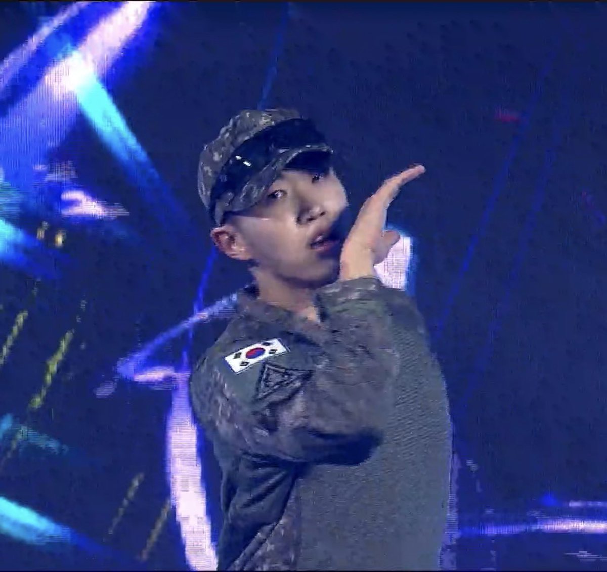 SunflowerSkyKMM's tweet image. Dann started our week like this 🙌😁 and GF ended it like this 😫. The emotional whiplash