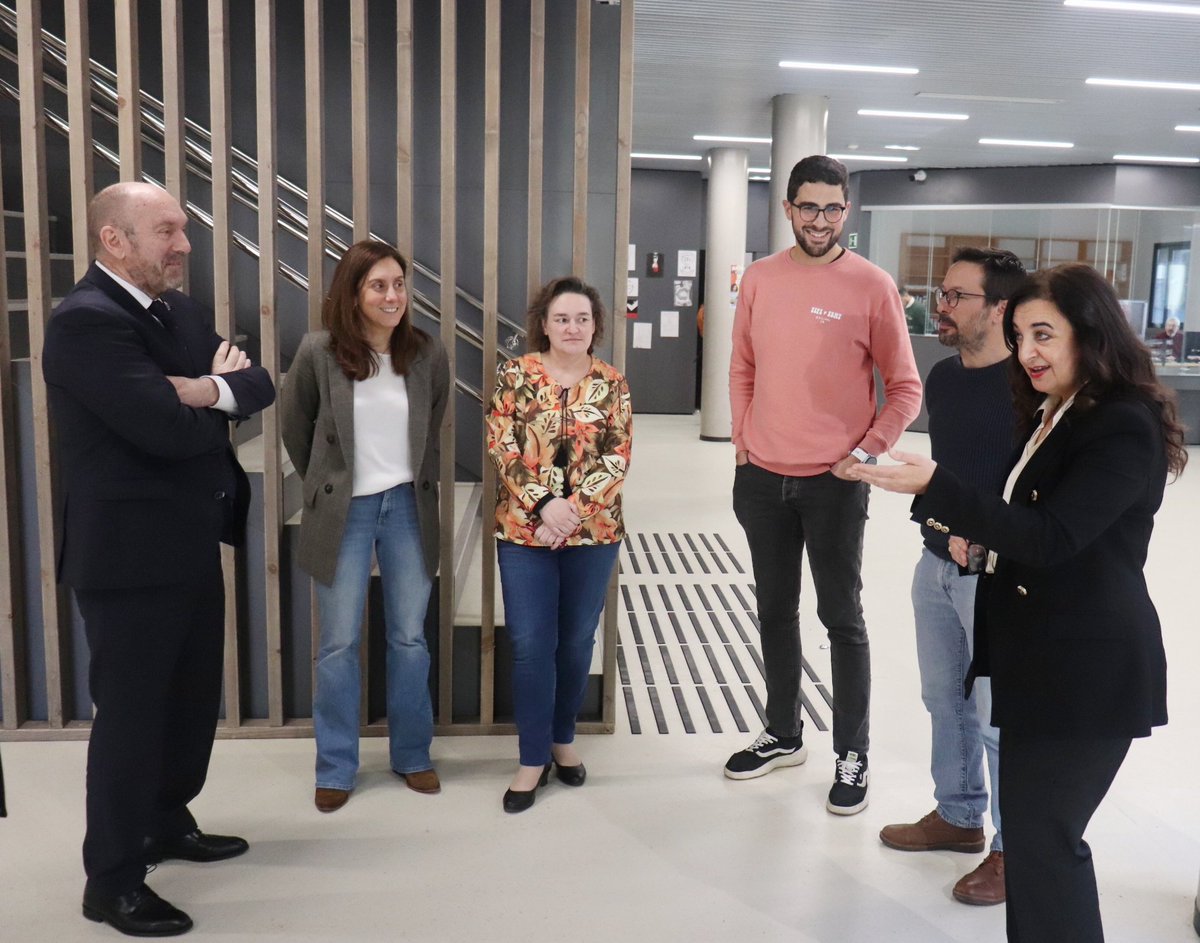 JuntaAsturias's tweet photo. El presidente de la @JuntaAsturias ha visitado el IES Rey Pelayo, de Cangas de Onís. Juan Cofiño ha explicado a alumnos y alumnas de 3° de la ESO y de 1º de los ciclos de Gestión Administrativa y Mantenimiento Electromecánico la historia y el funcionamiento del Parlamento https://t.co/qu648qGeHY