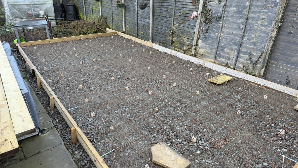 Heres__Johnnie's tweet photo. Playing in the back garden with a couple of spurs fans #slablife https://t.co/6utEFd9w5L