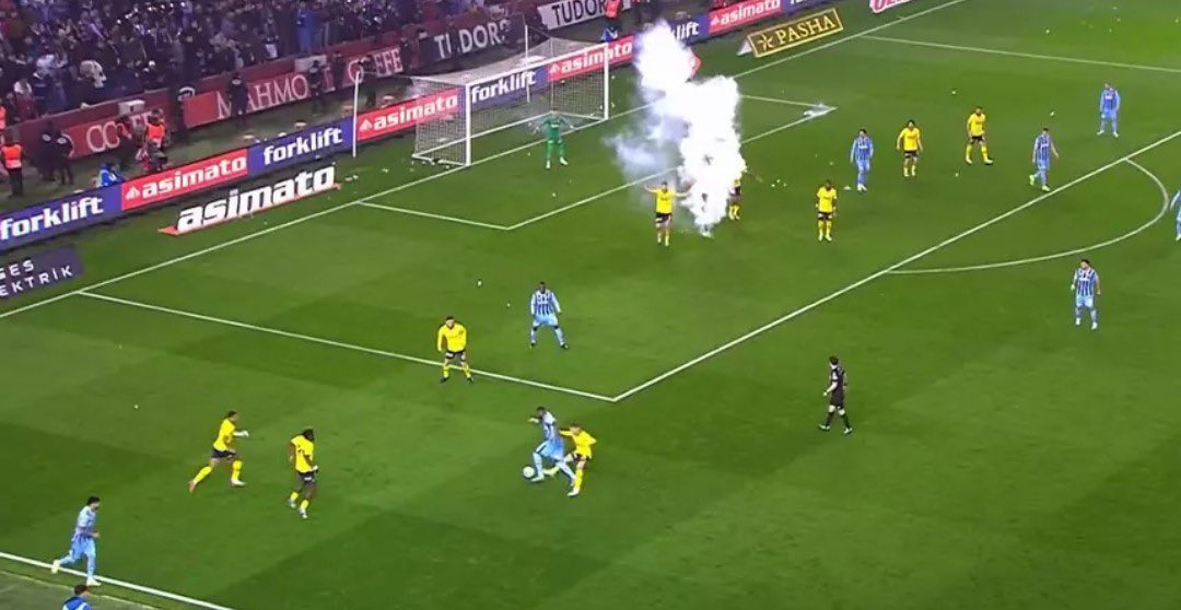 Normal bir ülkede şu maça Halil Umut Meler ataması başlı başına tüm futbol düzenini yargılatmaya yeter, burada ise hiç şaşırmadım, zaten bekliyordum.

YAPI örgütü bir milli güvenlik sorunudur.