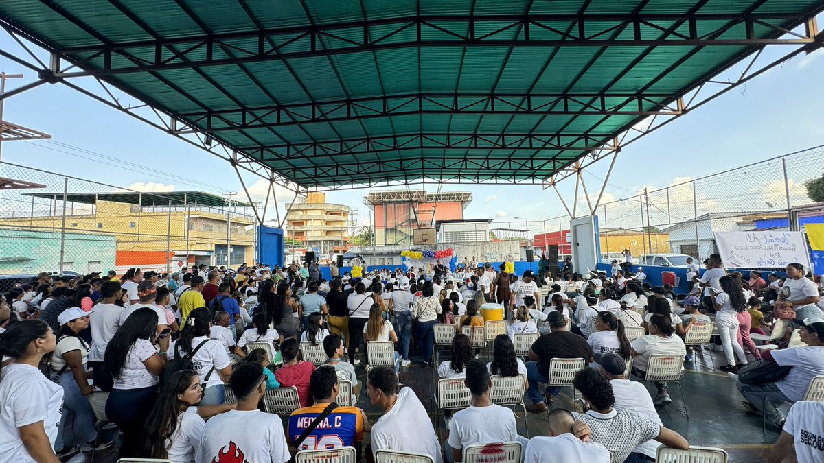 ¡Feliz Día de la Juventud a los que no se rinden! 🇻🇪 Mi admiración para los chamos que siguen aquí y para los que están afuera preparándose para volver. Vamos a rescatar la democracia para que ser joven en Venezuela vuelva a ser un privilegio y no un acto de resistencia. #12Feb