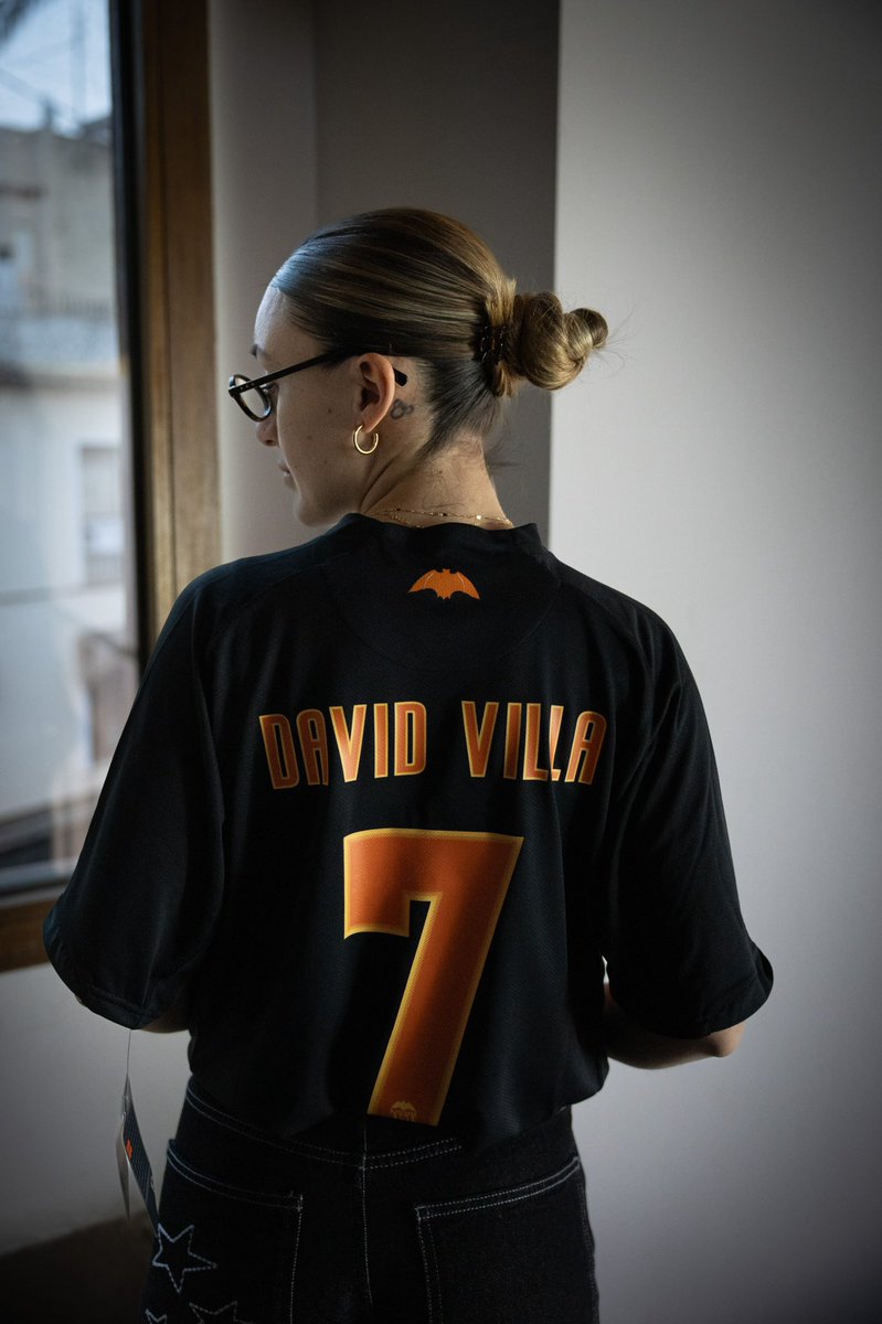 🐍 DAVID VILLA 7.
La camiseta negra de TOYOTA.
La del Valencia que daba miedo.

Disponible en el próximo drop.
⏰ Jueves 19 a las 19:00 en la web.

¿La mejor segunda equipación de la historia del club? 🔥🦇
