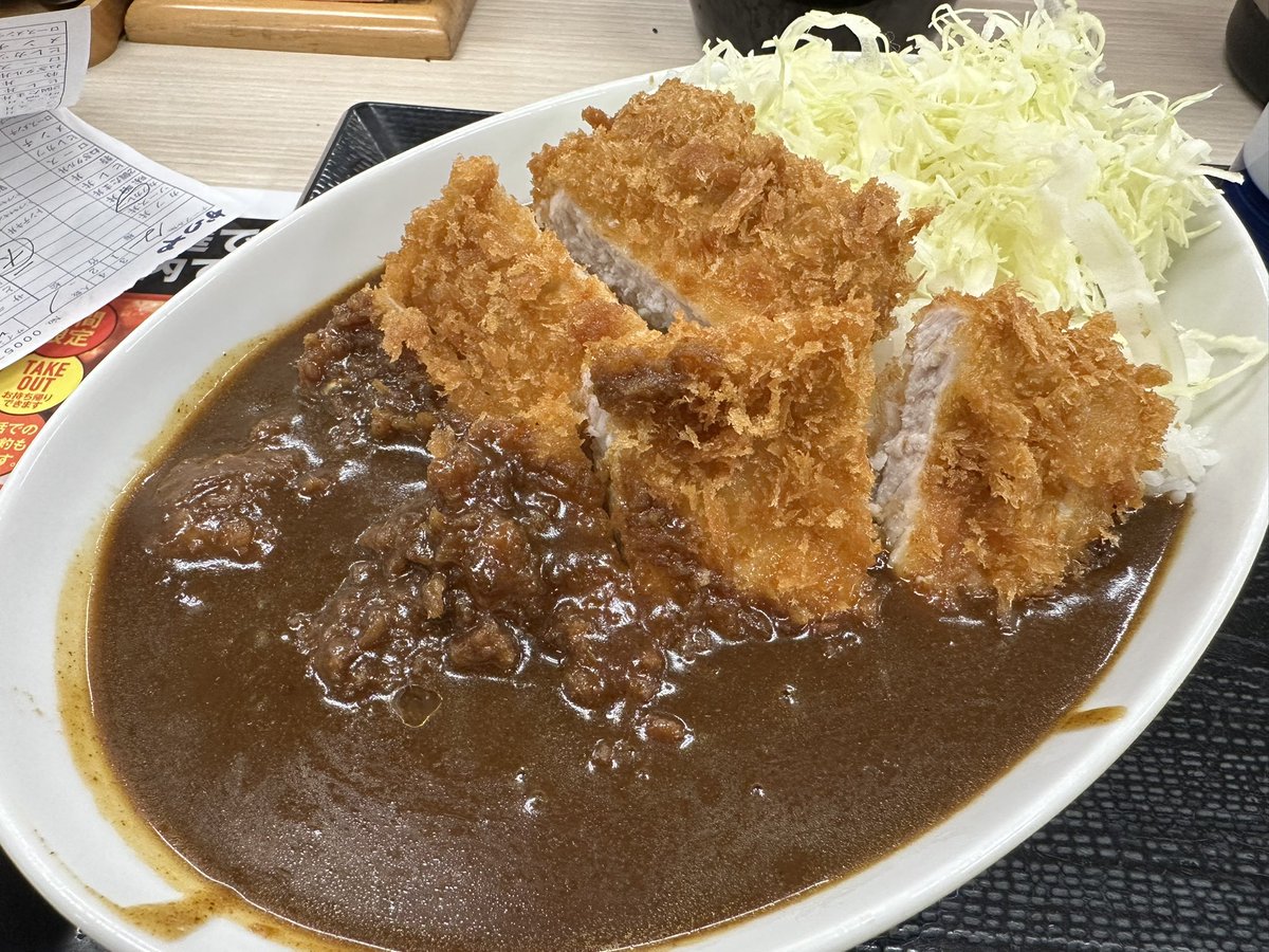 ____tenchan____'s tweet photo. @katsuya__corp 
お伺いします。かつやさんのカツカレーがとても好きでよく注文させていただいてます。今日出てきたカツカレーは普段と違ってカツを3等分にした切り方だったので店員さんに確認させて頂きました。カツカレーの松はこういう切り方です。との回答でした。マニュアル通りですか？ https://t.co/pgkobMeN4U