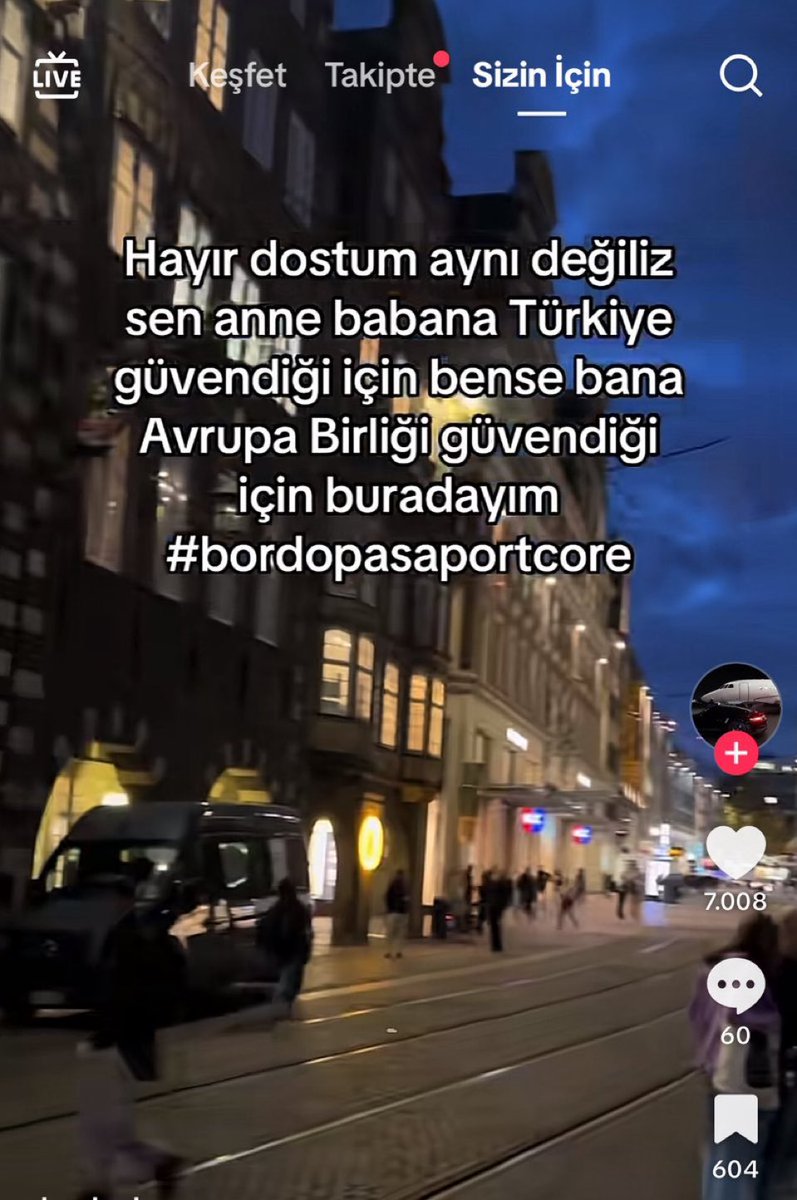 Brandenburg havaalanında pasaport kontrolünden geçtikten sonra ben