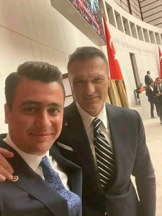 chp de fazla zaiyat olmasın diye 20 akpartili vekilin Alpay Özalan vekilimizi tuttuğu söylentileri var 🤣😂