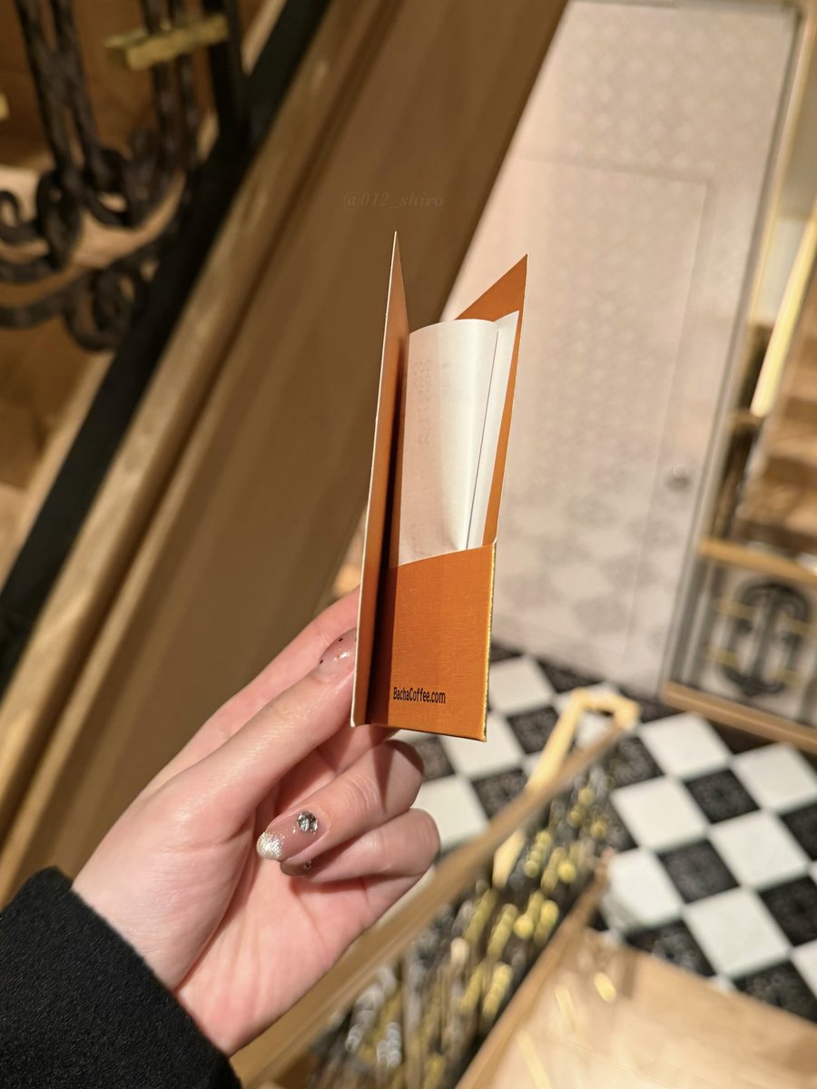 012_shiro's tweet photo. 実はこちらの感動体験には続きがあって…
お会計後、とっても美しい厚紙にレシートを挟んで渡してもらえたの…🥲こんなの捨てられないよー！！！大事にスクラップしたくなる。
肉眼で見るともっとキラッキラ！！

ちょっと良いお店でお買い物して「紙袋お使いでしょうか？30円です」みたいに言われると
一気に現実に引き戻されて萎えたりするけど😹、こうやって最低限のサービスだけじゃなくもっと喜ばせようととびきりのおもてなししてもらえるとやっぱり嬉しいよね。

自分にとっては贅沢な体験・価格帯のカフェだったけれどまた絶対に行きたいと思わせ��もらえる要素がありすぎて！！店員さんもとても親切で癒された☺️☕️Bacha Coffeeさん大好き。