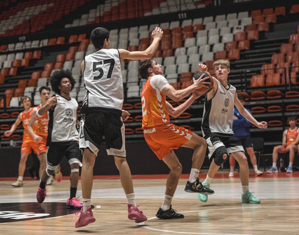 LAlqueriaVBC's tweet photo. 🏀🌍 𝐋'𝐀𝐋𝐐𝐔𝐄𝐑𝐈𝐀 𝐓𝐑𝐀𝐈𝐍𝐈𝐍𝐆 𝐒𝐓𝐀𝐆𝐄𝐒

Uno de los combinados de @aurabasketball vivió la experiencia de disputar un amistoso ante nuestro Junior Academy Masculino en un escenario histórico 🏀✨ https://t.co/utrKcw9Fc3