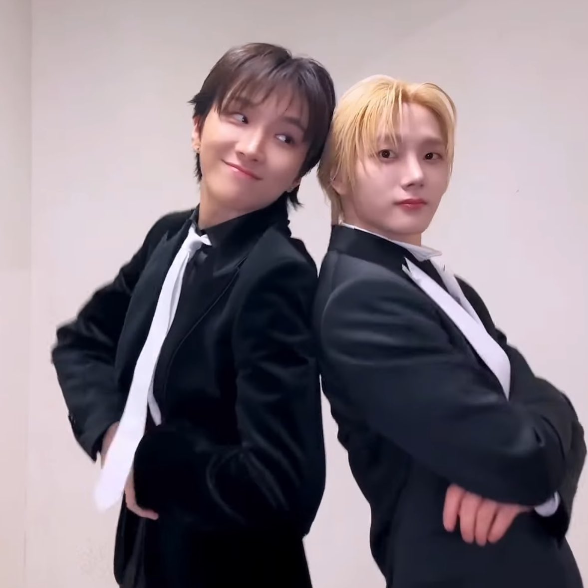 쥰내 자연스럽게 어깨 잡는거…..
혼자 힐끗 보고 머리 닿은거…
그럼 나는 존나큰 성짝낙 세계관이라고
 말할수밖에없는데