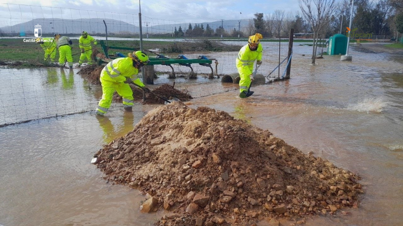 Plan_INFOCAM's tweet photo. Los #BBFF y #AAMM de #INFOCAM de @gobjccm siguen colaborando con @112CLM en las tareas de achique de agua y contención con diques en   #ElRobledo #CiudadReal 

A esta hora trabajan en la zona:  
🚒 4 medios terrestres
👩‍🚒 24 efectivos entre #AAMM y #BBFF https://t.co/4fViQy8xSy
