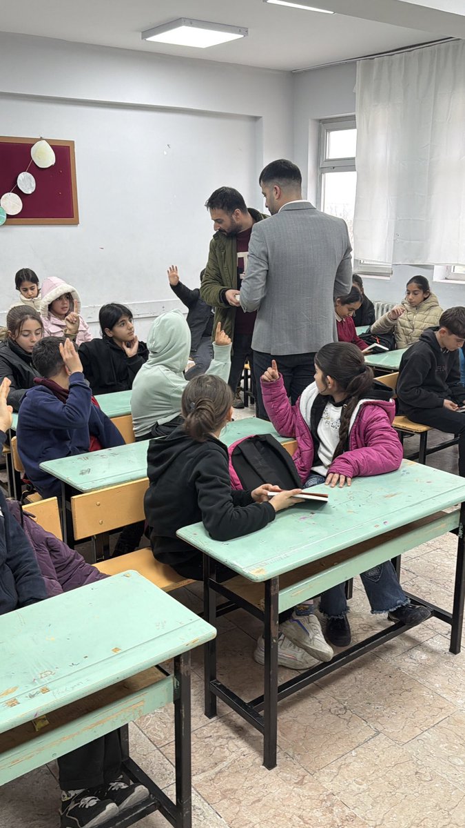 TÜGVA Lice ailesi olarak düzenleyeceğimiz Kitap Kurdu Yarışması için Çeper Ortaokulu’ndaki kıymetli öğrencilerimize kitaplarını hediye ettik. Okuyan, düşünen ve geleceğe umut olan evlatlarımızla yol yürümekten mutluluk duyuyoruz.” 📚✨