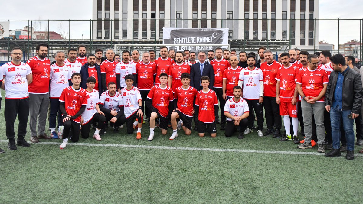 Gençlig Futbol Turnuvası Start Aldı

Valimiz Sn. Ozan Balcı, TÜGVA tarafından organize edilen Gençlig Liseler Arası Futbol Turnuvasının açılışını gerçekleştirdi. 

İpekyolu semt sahasındaki açılış maçında santrada başlama vuruşunu yapan Valimiz, takımlara başarılar diledi.