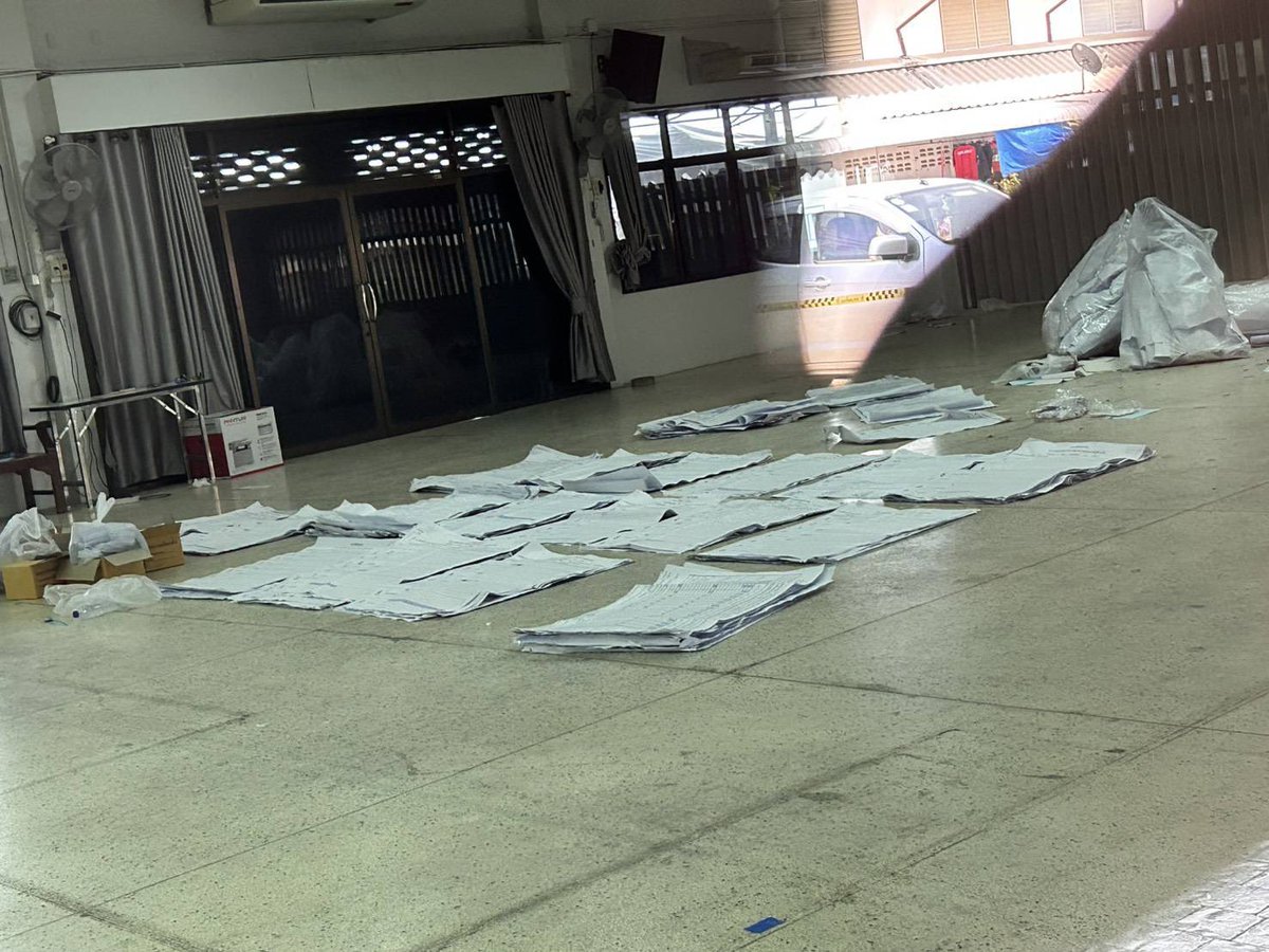 กาญจนบุรี 
คำถาม ทำไมเอกสารเหล่านี้ เอกสารสำคัญทำไมกองกันแบบนี้

#กกตหค #กกตต้องติดคุก