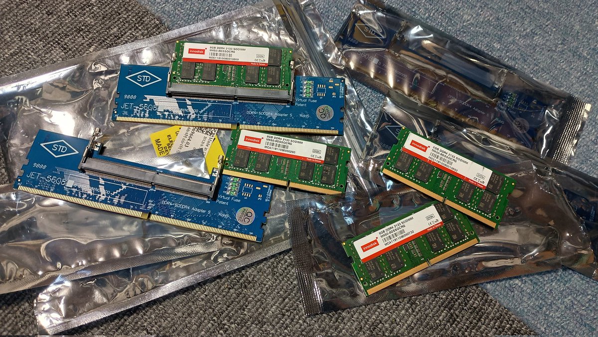 何か4枚で3千円しなかったので買って手持ちのDDR4 SO-DIMM 8GBを挿して