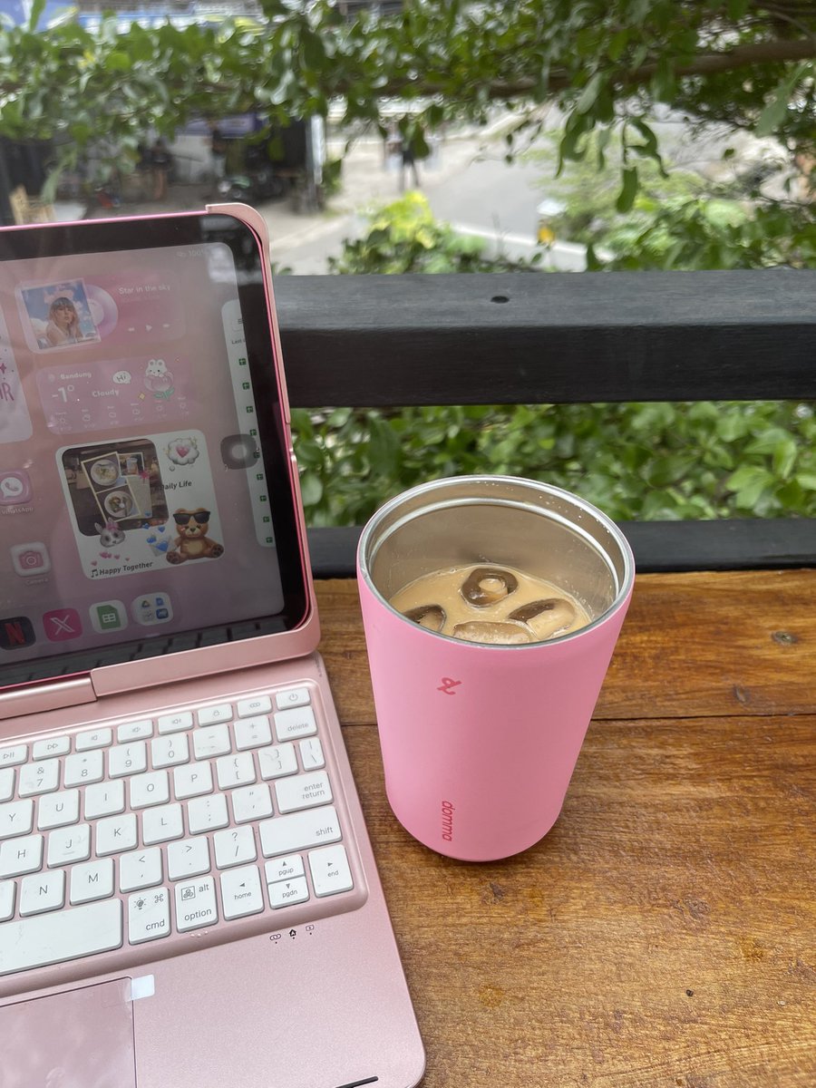 Beli kopi langsung masuk tumblr tuh underrated banget. 

Ga perlu buru-buru abisin cuma karena takut es batu leleh. Dinginnya lebih lama, rasa tetep aman dan bisa dinikmatin pelan-pelan👍