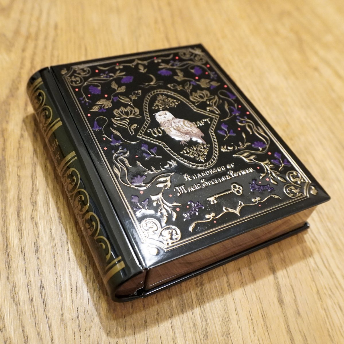 カルディの魔法辞書缶、値段が777円でセンスよすぎる。 幸運を呼ぶ