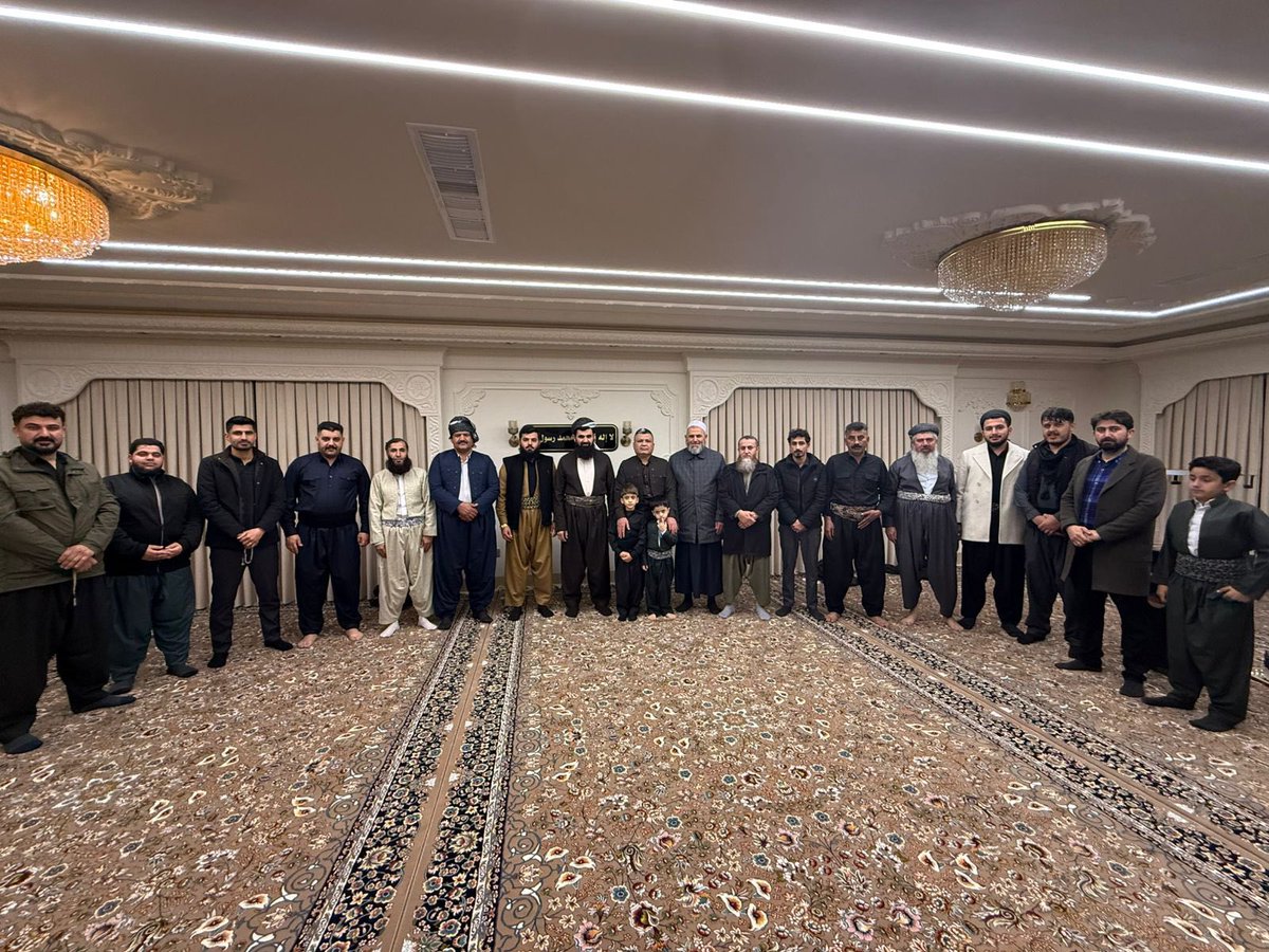 hamatalll's tweet photo. سوپاس بۆ تۆ خوای گەورەی پاكی بێ گەرد
ئەمڕۆ ماڵ و مەنزڵم پڕ بوو لە خەیر و بەرەكەت
      خۆشترین ڕۆژی مێژووی ژیانم بوو
      زانای پایە بەرزی جیهانی ئیسلامی
           دكتۆر  عبداللطيف ئەحمەد
 لوتفی فەرموو تەشریفی هێنا بۆ  ماڵمان https://t.co/SLvET6SsgI