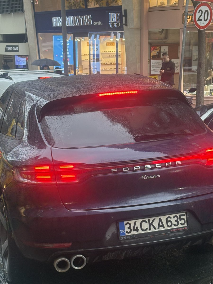 Meşrûtiyet mahallesi
Valikonağı caddesinde
Tersten gelip karşı şeritten
Gelmeye çalışan ambulansın
Yolunu kesen araçlar bunlar
<a href="/istanbul_EGM/">İstanbul Emniyet Müdürlüğü</a> <a href="/istanbulbld/">İstanbul Büyükşehir Belediyesi</a> <a href="/TrafikEgm/">EGM Trafik Başkanlığı</a>