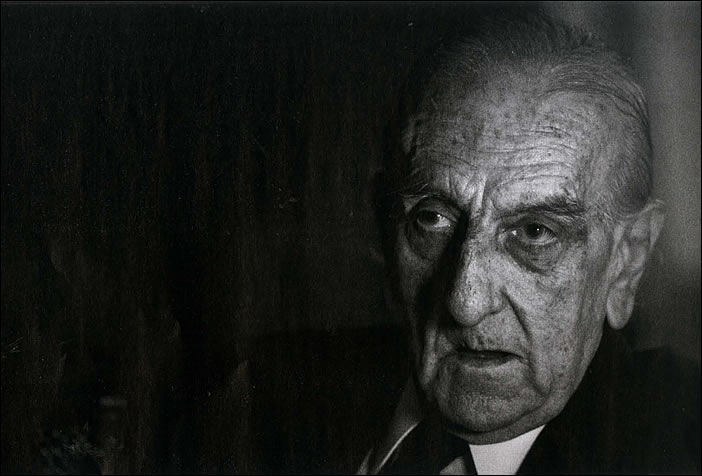 Armando Uribe, Premio Nacional de Literatura: "La burguesía chilena no tiene escrúpulos frente a la pobreza... es francamente voraz y rapaz". 
Por Vicente Undurraga. 
THE CLINIC, N°290, 23 de abril 2009. 
letras.mysite.com/auri070725.html