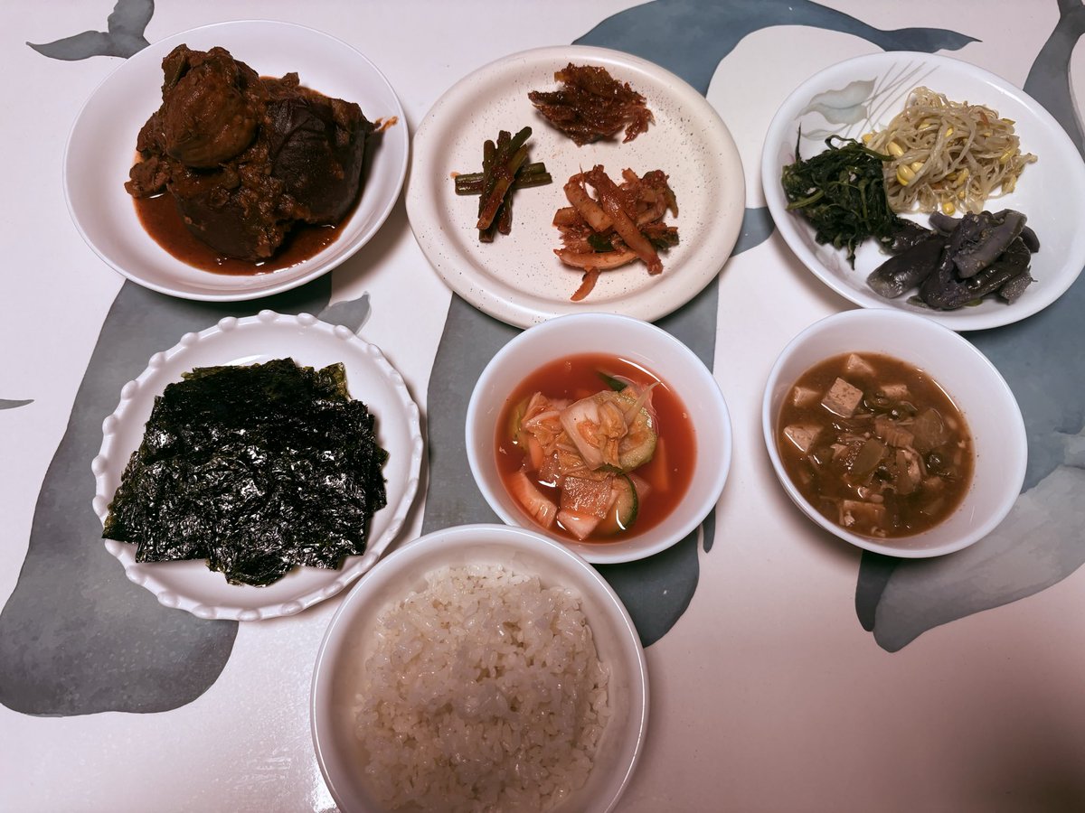 밥은? 
맛난거로 먹은거지?
늦은 저녁 먹습니다.
