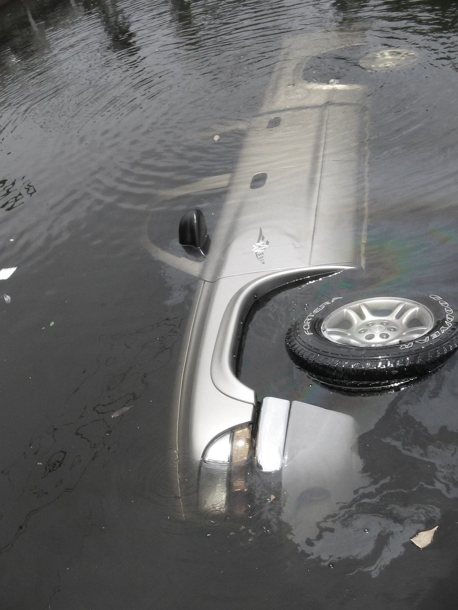 uchen4745's tweet image. Many people drowned simply because they didn't know this:

If you find yourself underwater inside a car, don't panic.