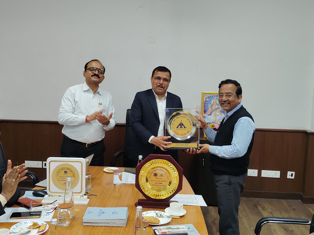 राजभाषा कार्यान्वयन समिति की बैठक के अवसर पर विमानपत्तन निदेशक महोदय द्वारा प्रचालन विभाग को हिंदी में उत्कृष्ट कार्य हेतु चल वैजयंती शील्ड प्रदान कर सम्मानित किया गया।

यह सम्मान राजभाषा के प्रति समर्पण और प्रतिबद्धता का प्रतीक है।

<a href="/AAI_Official/">Airports Authority of India</a> <a href="/aaiRedNR/">RED,Northern Region</a> #SafdarjungAirport