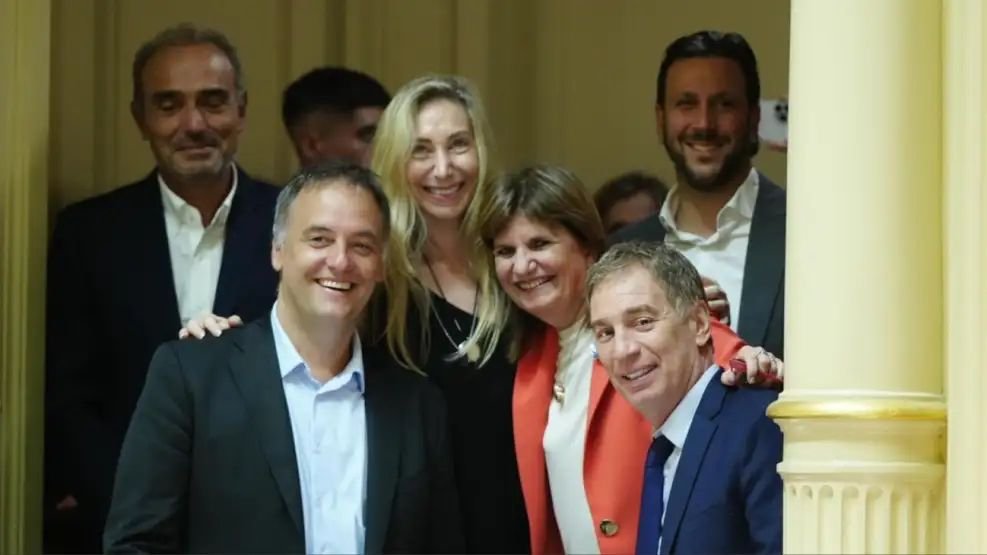mediceneljefe's tweet photo. BUEN JUEVES GUERREROS
Una alegría enorme: la MODERNIZACIÓN LABORAL ya tiene media sanción. Empezamos a romper décadas de atraso que dejaron a millones afuera. Ahora vamos por la ley, para seguir impulsando las reformas que nos marcó @JMilei para hacer grande Argentina nuevamente. https://t.co/yqCnCBqpug