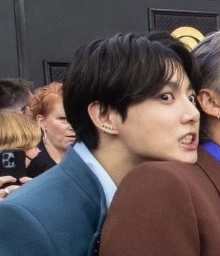 jkisdainty's tweet photo. jungkook goes: 😬 https://t.co/QKTKzSE1EM