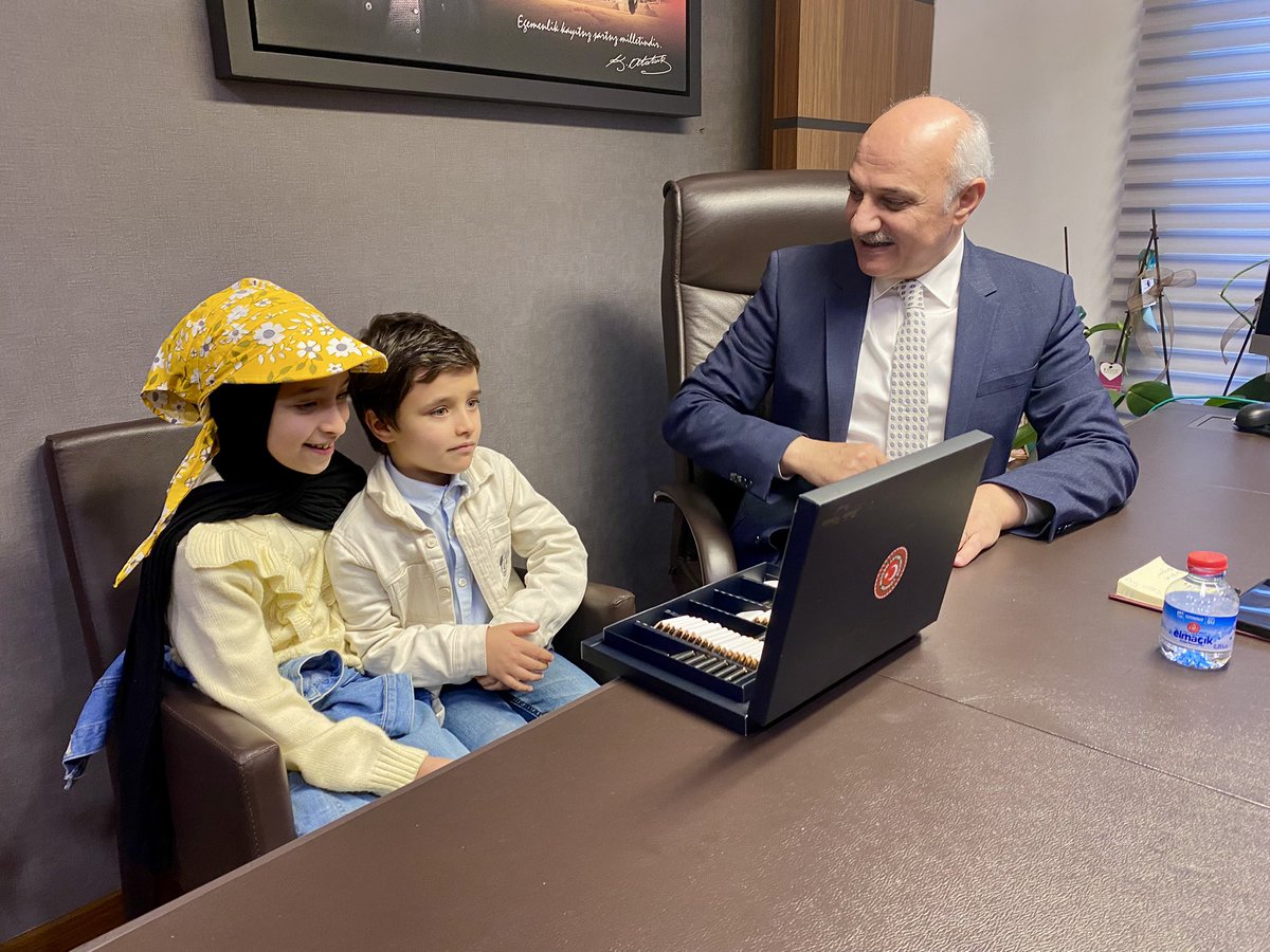 KHK'lı Üniversite Bilim Grubu ve İnisiyatifi’nden değerli akademisyenlerimizle, KHK’lı vatandaşlarımızla, kursiyer teğmen ve askeri öğrenci aileleriyle bir araya geldik.

Artık 10 yıl oldu! KHK mağduriyetlerinin daha fazla vakit kaybedilmeksizin giderilmesi elzemdir.