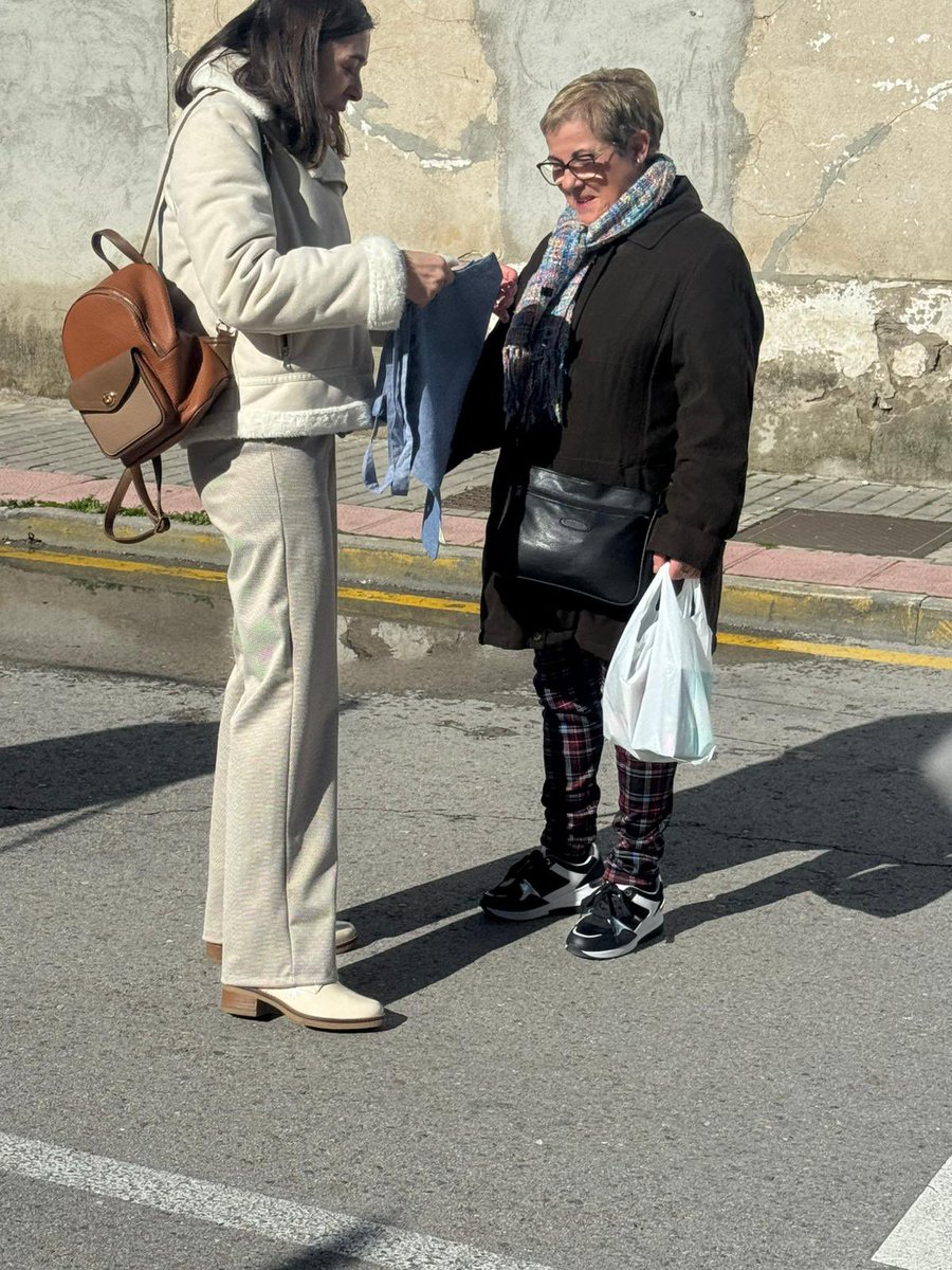 Hoy la lluvia nos ha dado una tregua para poder retomar nuestro punto de atención a los vecinos en el mercadillo como cada jueves. 

Un placer siempre 🙂

#escuchaactiva