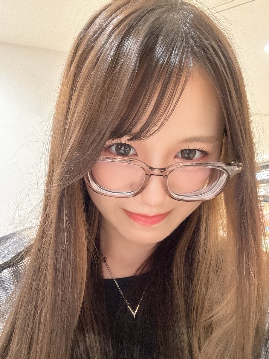 feelNEO_sakura's tweet photo. メガネ変えたよー🤓😃😃（ピース激ダサ）
度数キツいから、可愛いフレーム買っても大体結末コレ😃
スッピンまで愛すって言ったよね https://t.co/iGN1Fi7YHg