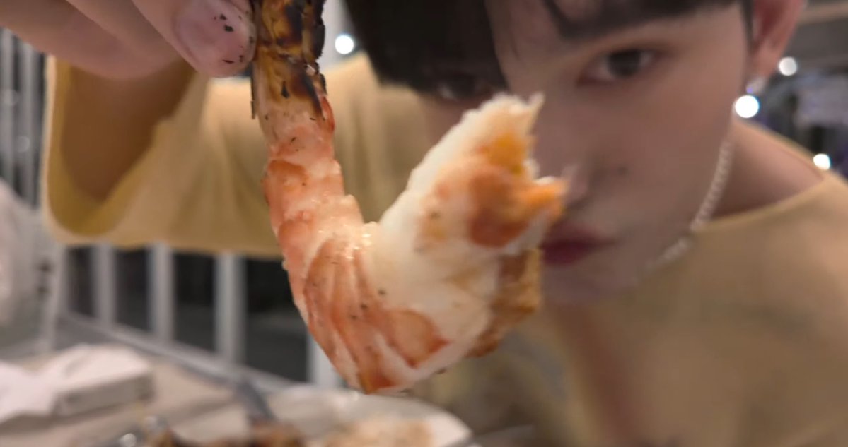 Meow 💗 🥩🍣🍰🥄🍕🥗🍅🥦