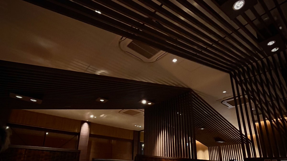 吹田のとんかつのお店

わたし
格子の空間がすごく好きでね

直線の陰影ってどうして
こんなに惹かれるんだろう😌