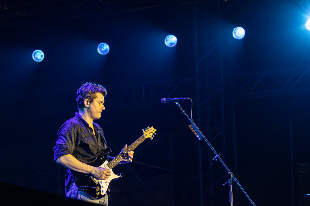 Bookmyshow_live's tweet photo. We waited years for this. ❤️🩹
John Mayer’s first India show. One for the books🥹🎸
#JohnMayer #SoloTour #Concert #India #Mumbai #Music #Guitar #Show #BookMyShow #BookMyShowLive
(1/3) https://t.co/4UeErwhEDN