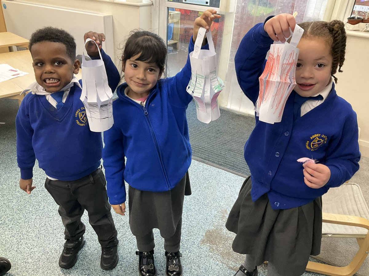 AbbeyPrimary's tweet image. In #rec we have been learning about Chinese New Year. We learnt about red being a lucky colour and then watched a video of the Chinese New Year parade. We then made Chinese lanterns. #utw