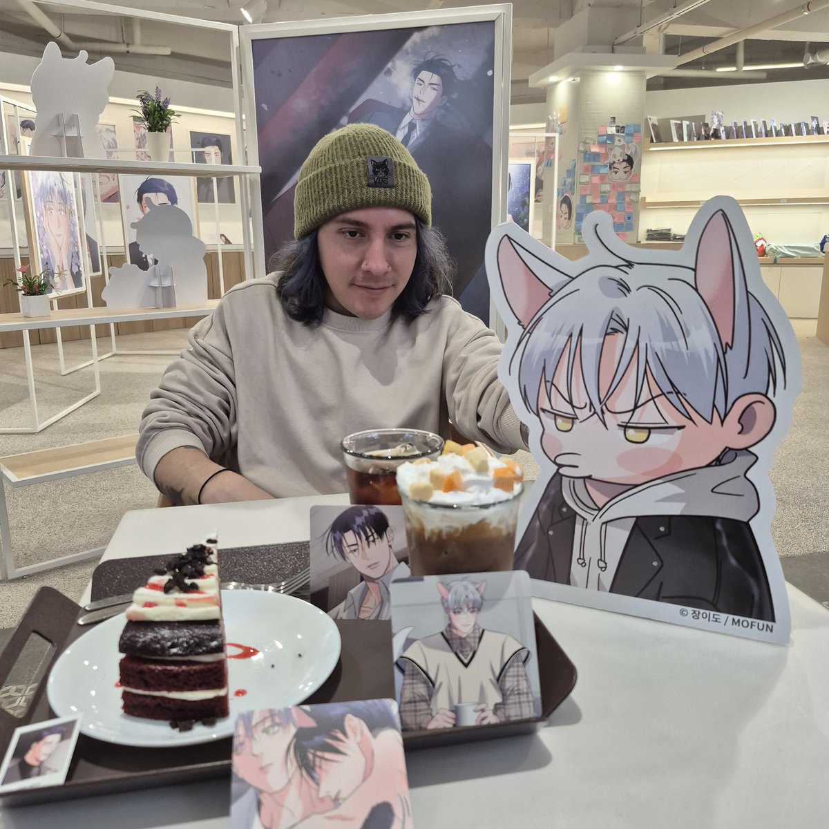 v_sus2824's tweet image. Ayer pude ir a la cafetería en colaboración, y como no queria ir sola mi amigo fue conmigo, realmente estaba con cara de "fui obligado" 🤣
Pero la pasamos bien🤗
#Mofun #MiAdorableCriatura #youaresolovely @Jang2do 🫶