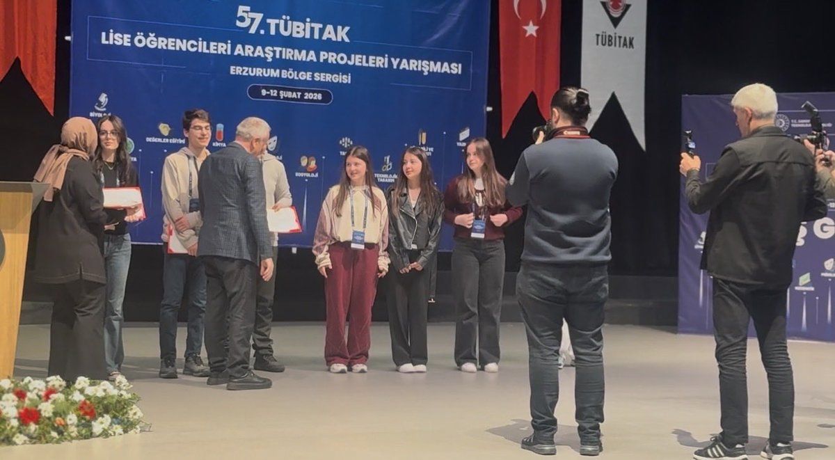 CayeliSML's tweet photo. 57.TÜBİTAK Lise Öğrencileri Araştırma Projeleri Yarışması Erzurum Bölge Sergisi’nde okulumuz Sosyoloji alanında birinci olarak Türkiye finallerine katılmaya hak kazanmıştır.  Öğretmenimiz Vahide Deniz’i ve öğrencilerimiz Tanem Beşli, Dilek Kocabey, Şevval Gümüş’ü tebrik ediyoruz https://t.co/oGiiRsmXWs