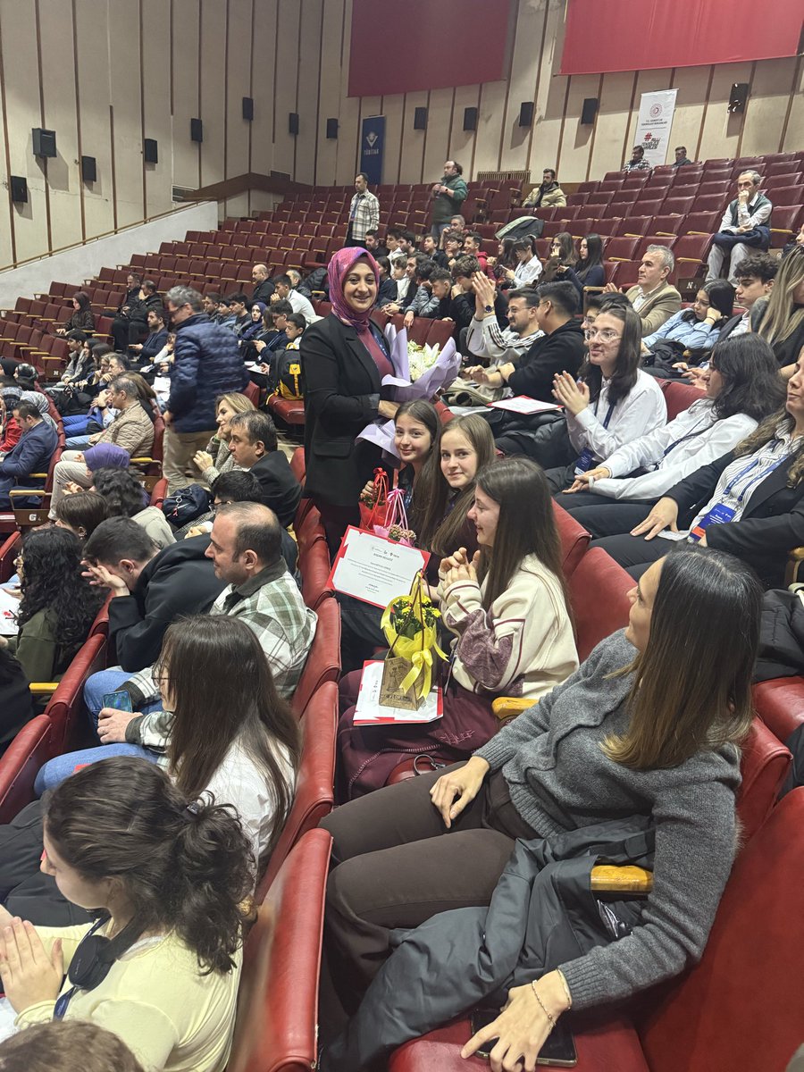 CayeliSML's tweet photo. 57.TÜBİTAK Lise Öğrencileri Araştırma Projeleri Yarışması Erzurum Bölge Sergisi’nde okulumuz Sosyoloji alanında birinci olarak Türkiye finallerine katılmaya hak kazanmıştır.  Öğretmenimiz Vahide Deniz’i ve öğrencilerimiz Tanem Beşli, Dilek Kocabey, Şevval Gümüş’ü tebrik ediyoruz https://t.co/oGiiRsmXWs