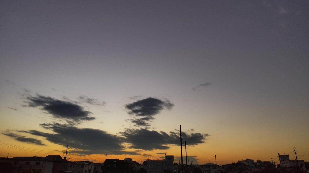 1qxoSwZ6mxyAAM4's tweet photo. 夕空ビフォーアフター🌇

買い物の前と後🛒
あんまり変わらないか😅

堀島選手惜しかったけど
見事な銅メダル🥉
おめでとうございます🎊🎉🎉

#イマソラ　#夕空　#夕陽 https://t.co/eXBdJVTlcJ