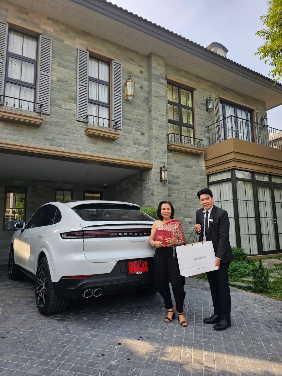 Dekchaikumkom's tweet image. ยายหนิง แม่ของชมพู่ อารยา ขึ้นแท่นอินฟลูเอนเซอร์น้ำดี ผู้ติดตามกว่า 9.6 แสนคน คลิปทำอาหารบ้านๆ ดูเพลิน ยอดวิวหลักล้าน 

ล่าสุดถอยรถคันใหม่ด้วยน้ำพักน้ำแรงตัวเอง สะท้อนความขยันและความสำเร็จที่หลายคนชื่นชม 👏🏻✨