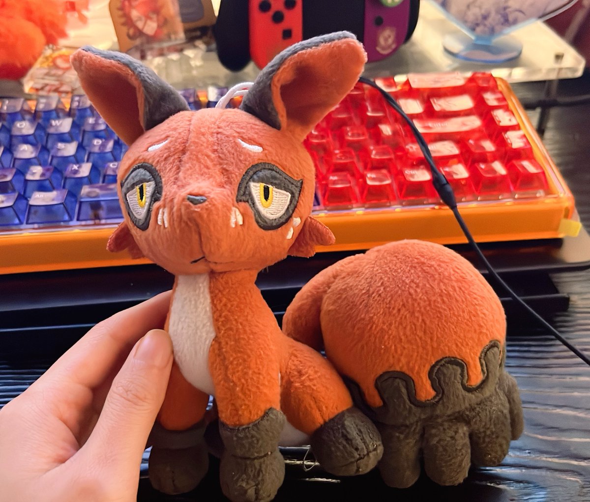 Mia流パンドロのポケモン🦊

理由：
①色が似てる（髪色と目の色とハイプリースト服）
②キツネ
③この子はどろぼ設定で、パンドロは聖職者。おそらくこの子が物を盗むが、パンドロがこの子を教育し仲間になるという展開になるかも🥰

あ～
かわいい