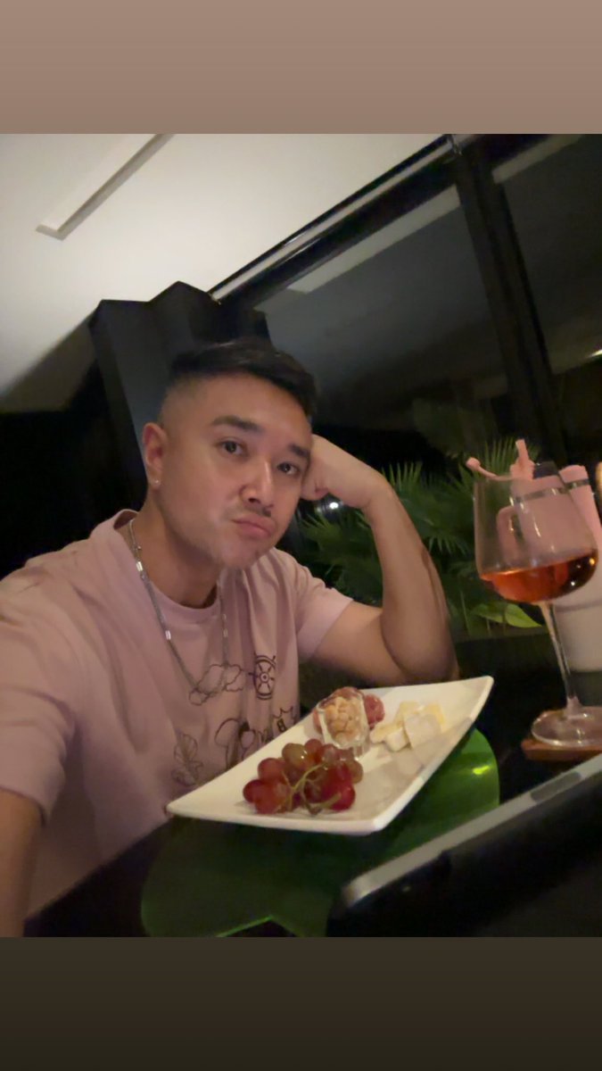 djdedios1's tweet photo. netflix and chill. 🥶🍷 https://t.co/IOwu04ImCz