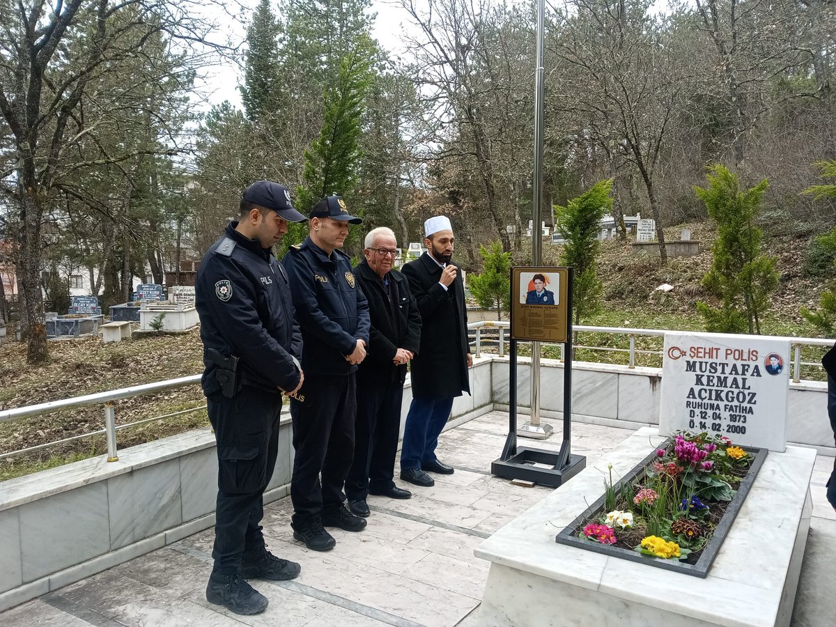 Şehit Polis Mustafa Kemal AÇIKGÖZ Kabri Başında Dualarla Yâd Edildi

Devletimiz ve milletimiz uğrunda canını feda etmekten çekinmeyen aziz şehidimiz Şehit Polis Mustafa Kemal AÇIKGÖZ, vefatının sene-i devriyesinde kabri başında düzenlenen programla anıldı.