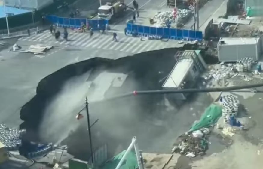 ब्रेकिंग न्यूज़ 

चीन के शंघाई में अचानक एक बड़ा सिंकहोल खुल गया, जिससे सड़क का एक बड़ा हिस्सा डूब गया।