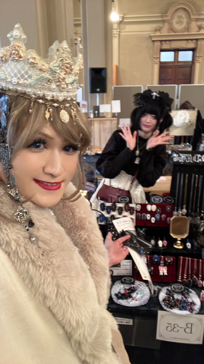 mine_chihiro's tweet photo. 今年の #ロマアラ 初出店の @N15fairyberry  さんのブースにお邪魔しました🥀
青のアクセサリーが人気とのことで、モワティエドレスに合わせてみます✨
漫画でもアクセでもクリエイティブな活躍に注目ですね！ https://t.co/TgCrhx1vdu