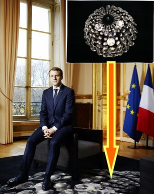 Escalet83's tweet photo. En 2017 #EmmanuelMacron et #BrigitteMacron ont acheté un tapis au un pédophile notoire Claude Lévêque :
🚨Soleil Noir est le nom du tapis que les Macron ont acheté AVEC NOTRE ARGENT pour redécorer l'Elysée à « leurs goûts ».
⚠️Et le livre d'André Gide sur le bureau de Macron ! https://t.co/PXUL1JmlFe